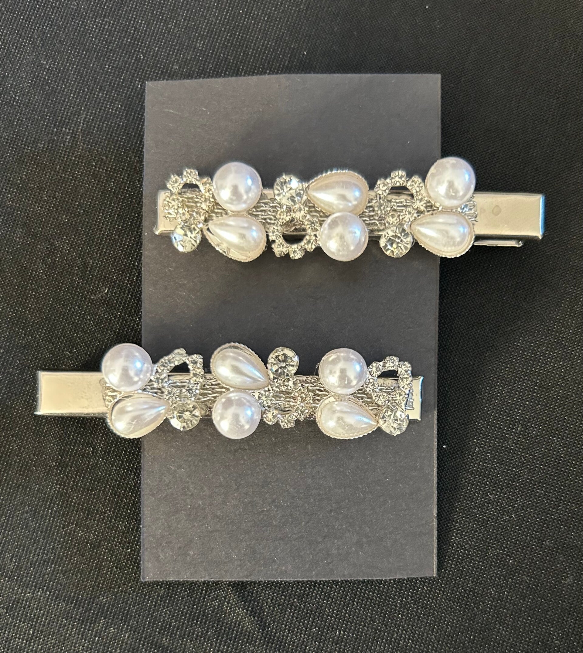 Pearl effect hair clips