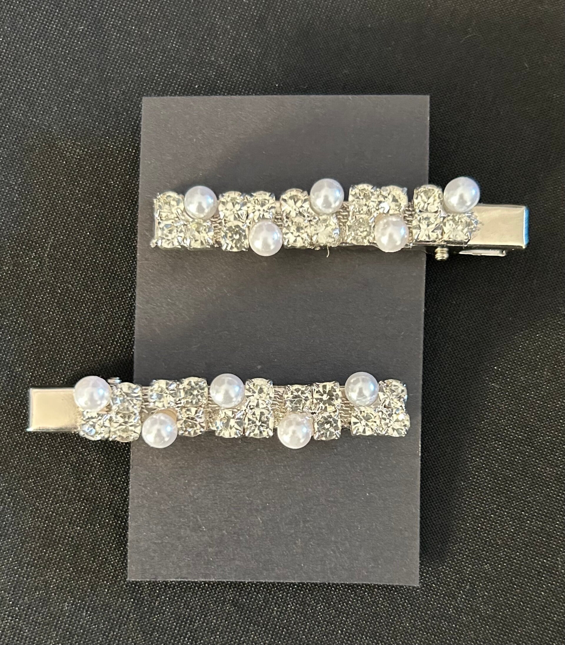 Sparkle with pearl effect hair clips