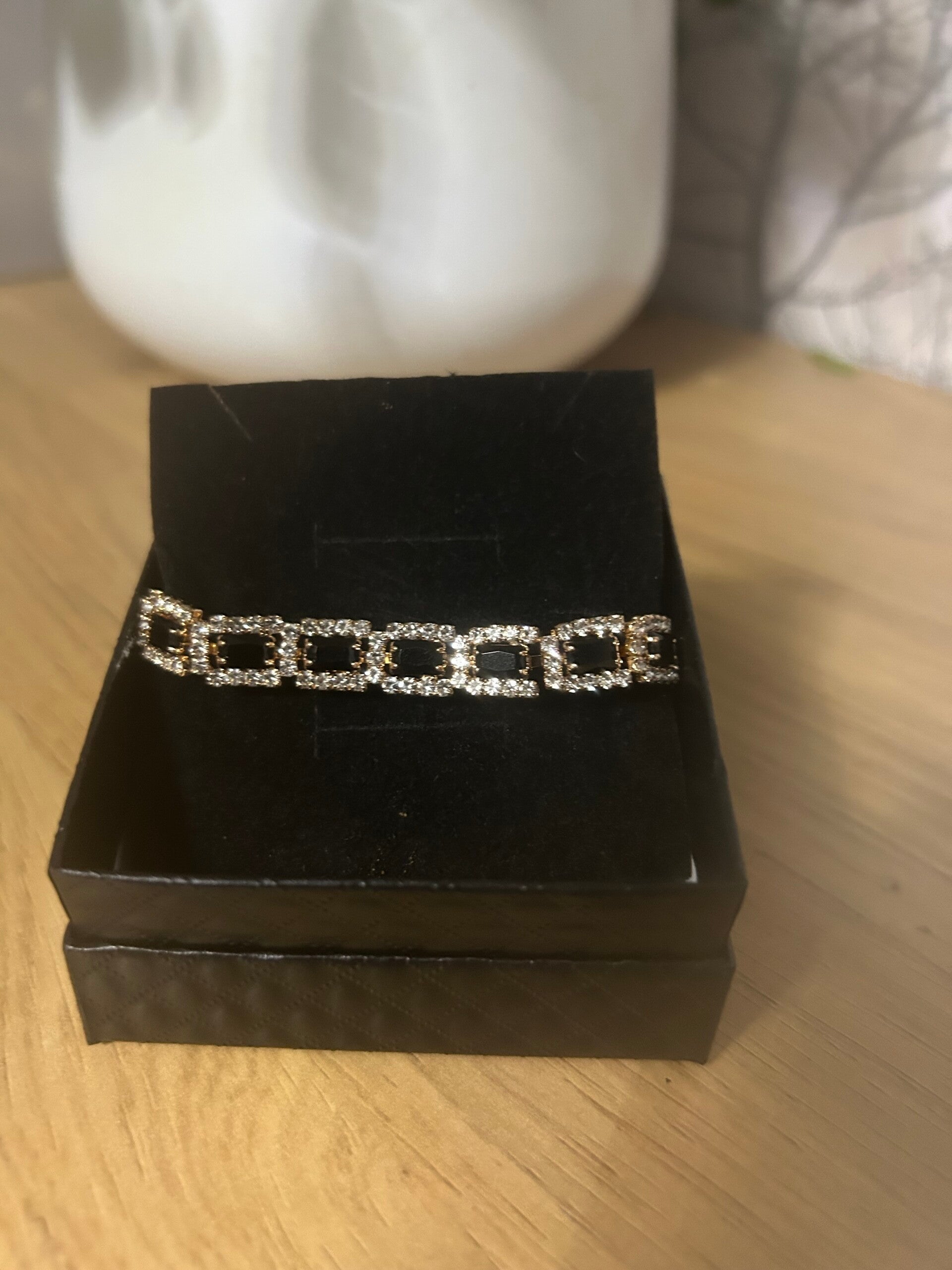 Black and gold effect bracelet