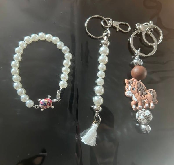 Brown and white horse set