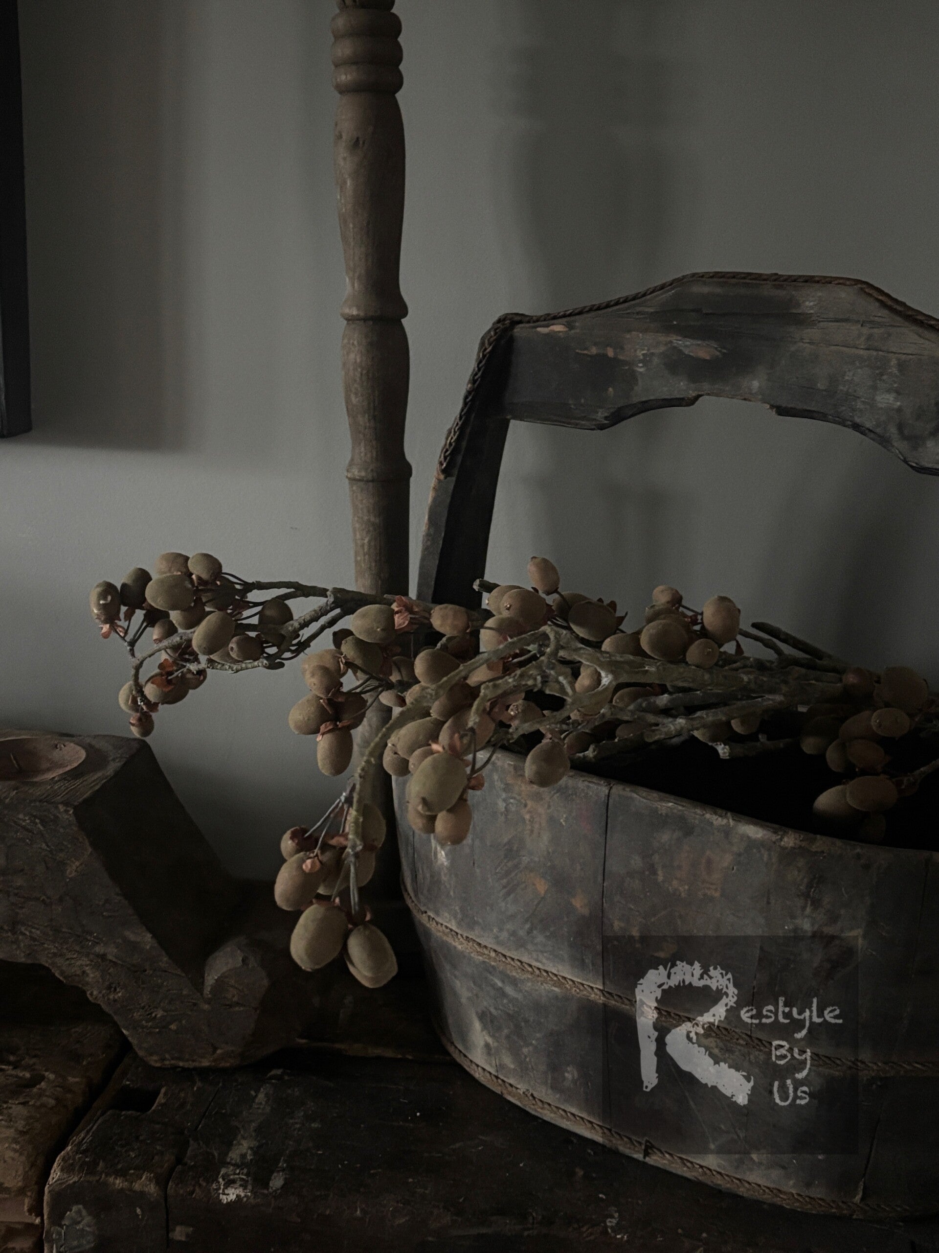 Houten oude olijfbak met handvat Nr 12