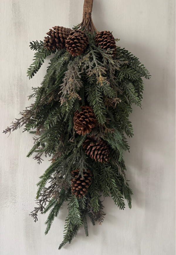 Kersttoef Ceder gemixt met Dennenappels – 80 cm