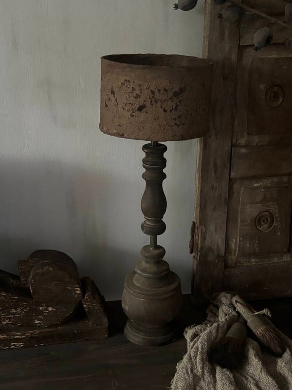 Houten lamp met leemkap