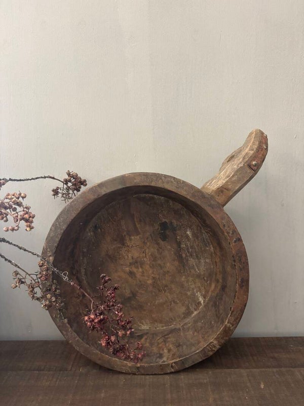 Oude houten schaal met lang handvat E