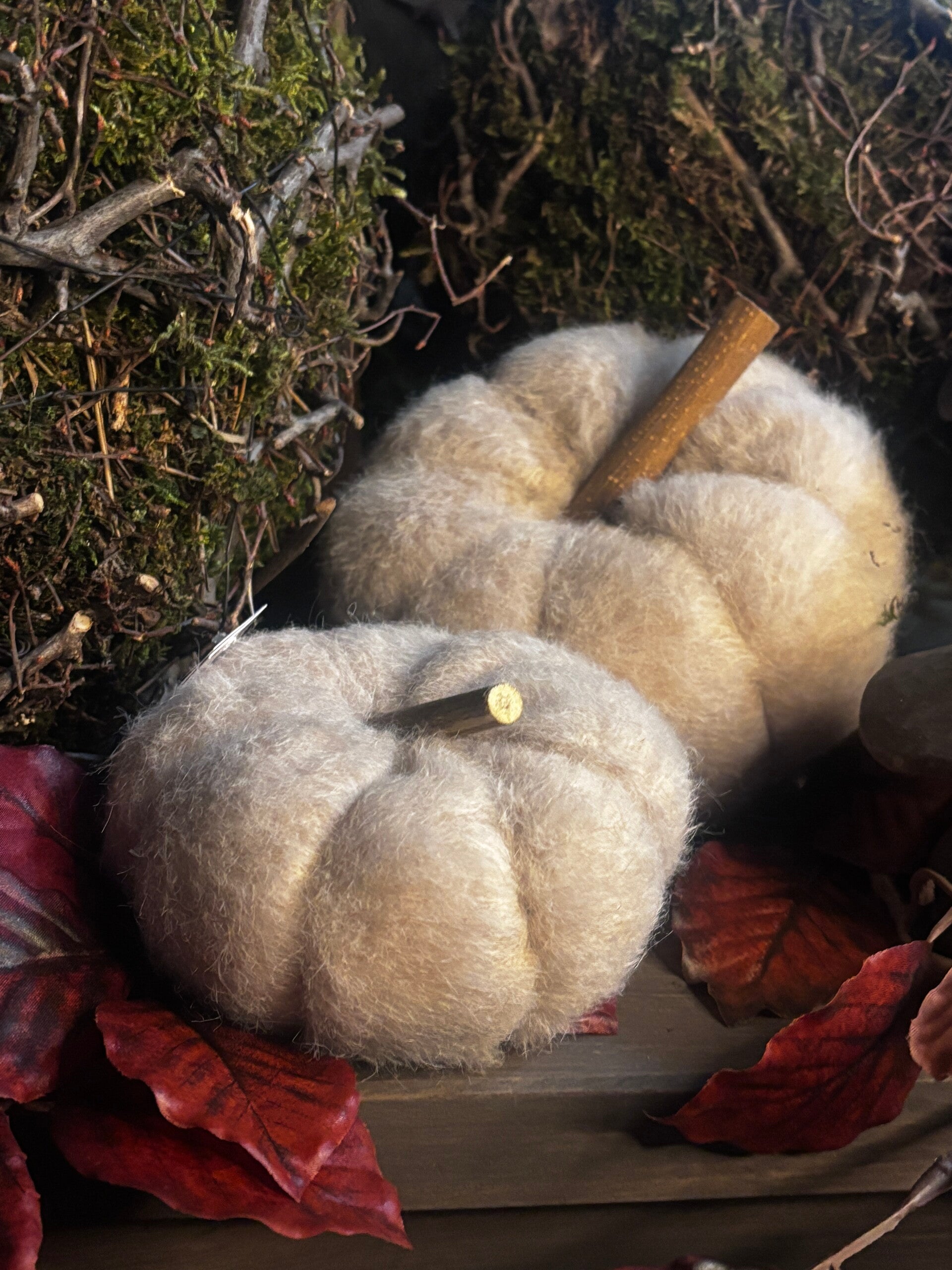 Pompoen van wol met houten steel – Off white