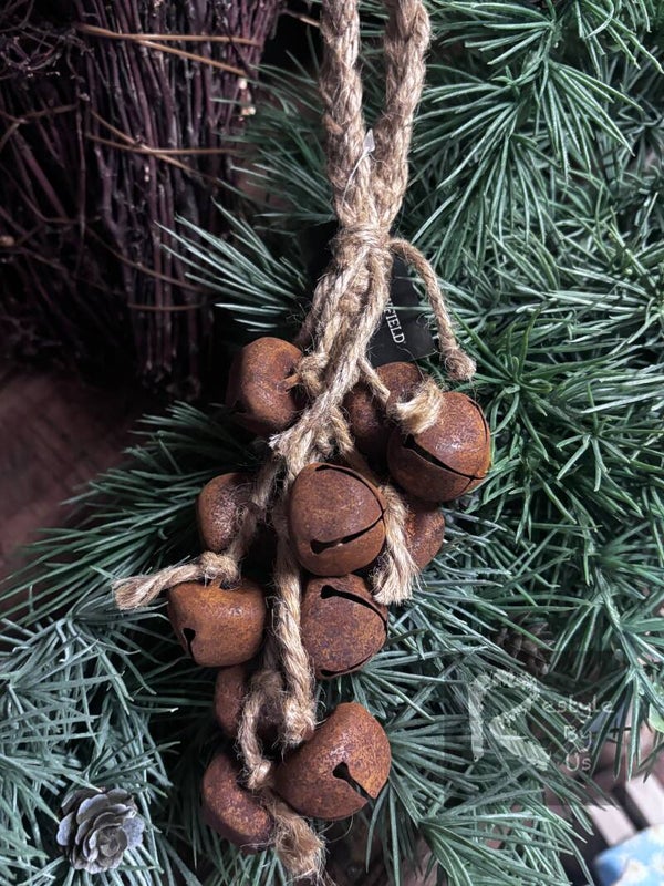 Rustieke metalen kerstbelletjes aan jute touw