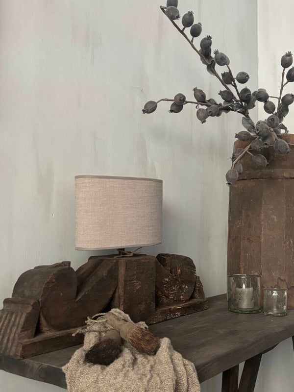 Oude houten ornament lamp