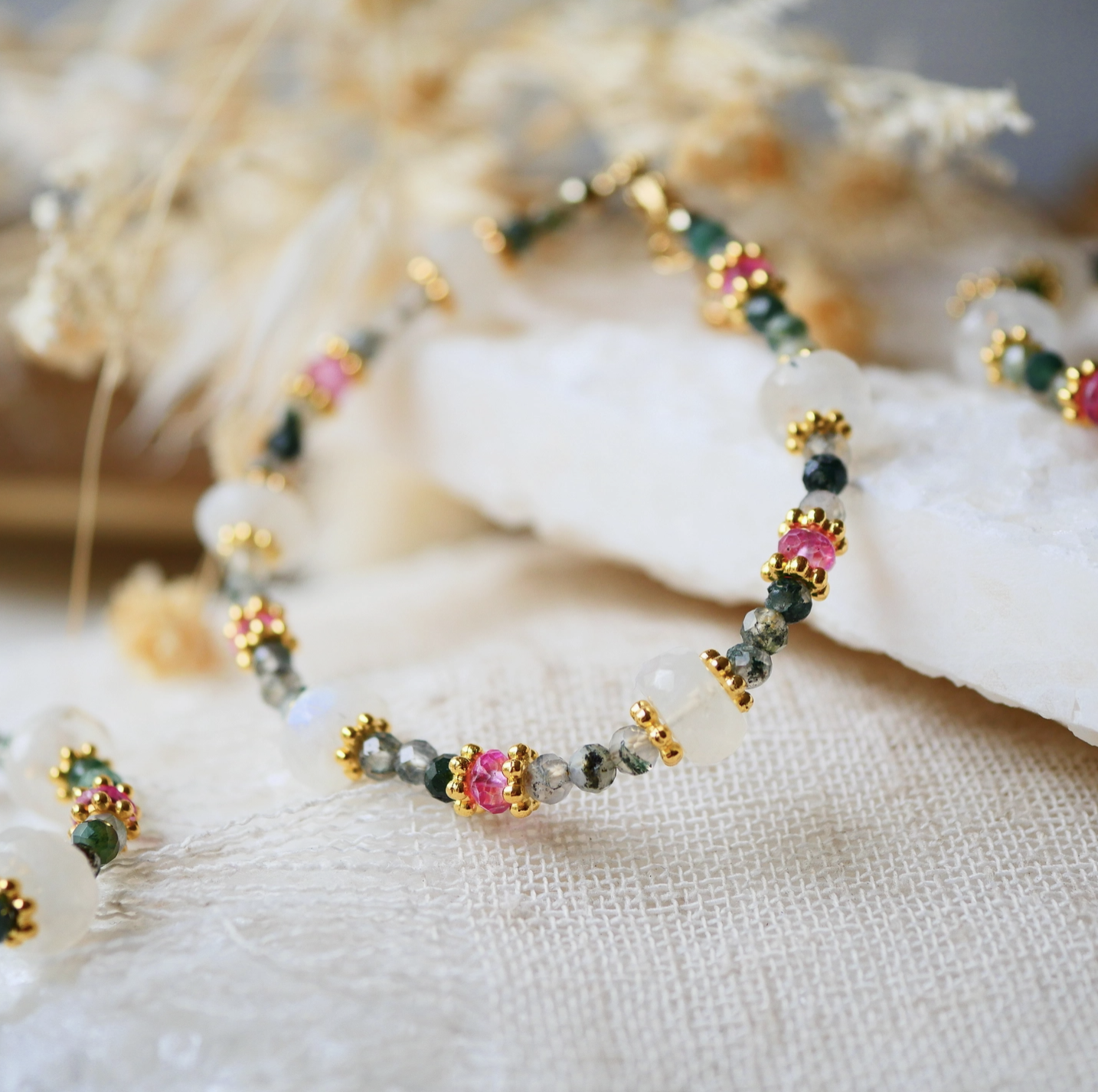 Medini – armband met zachte natuurstenen gelukjes