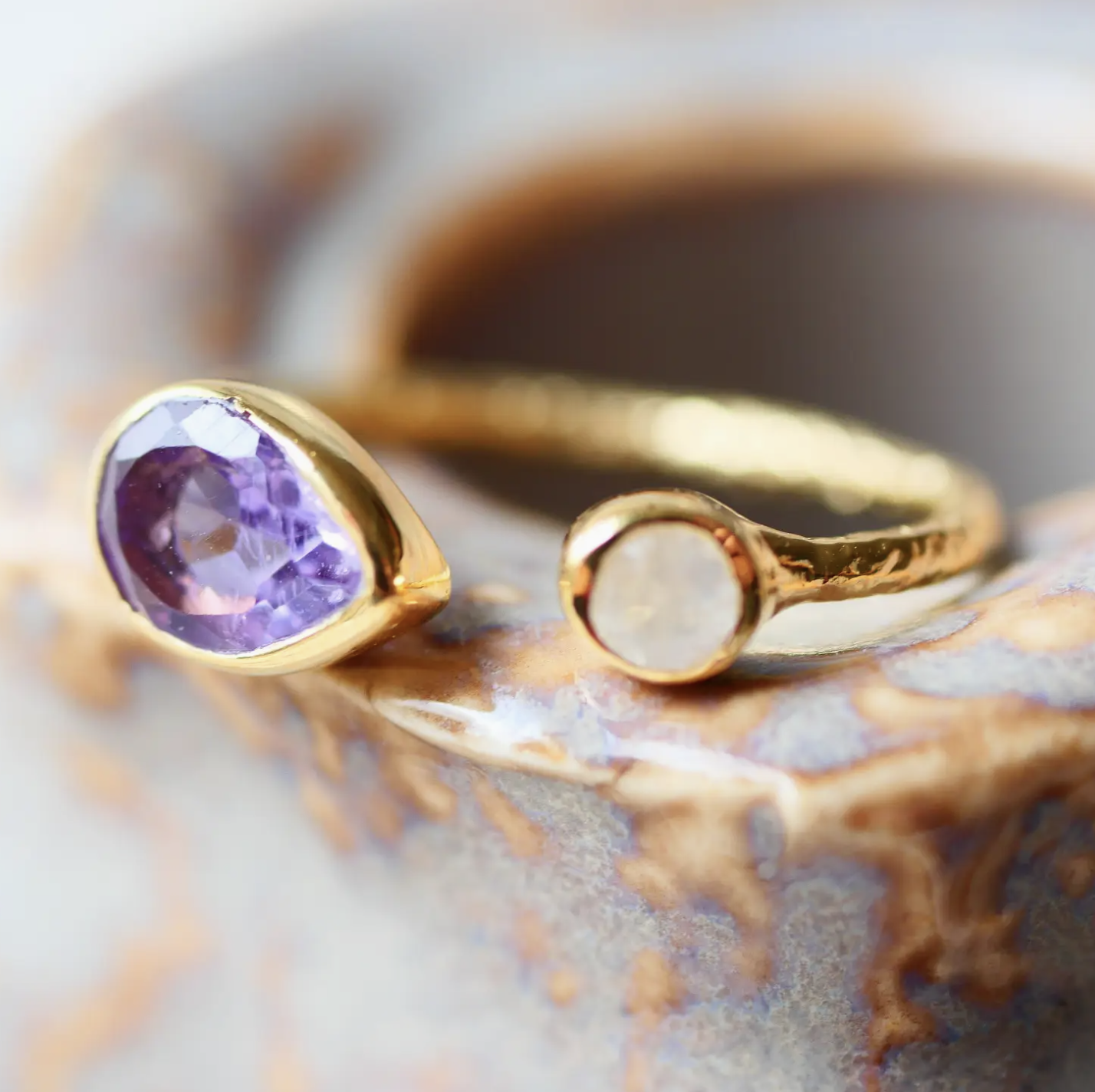 Paula – verstelbare ring met amethist & regenboogmaansteen