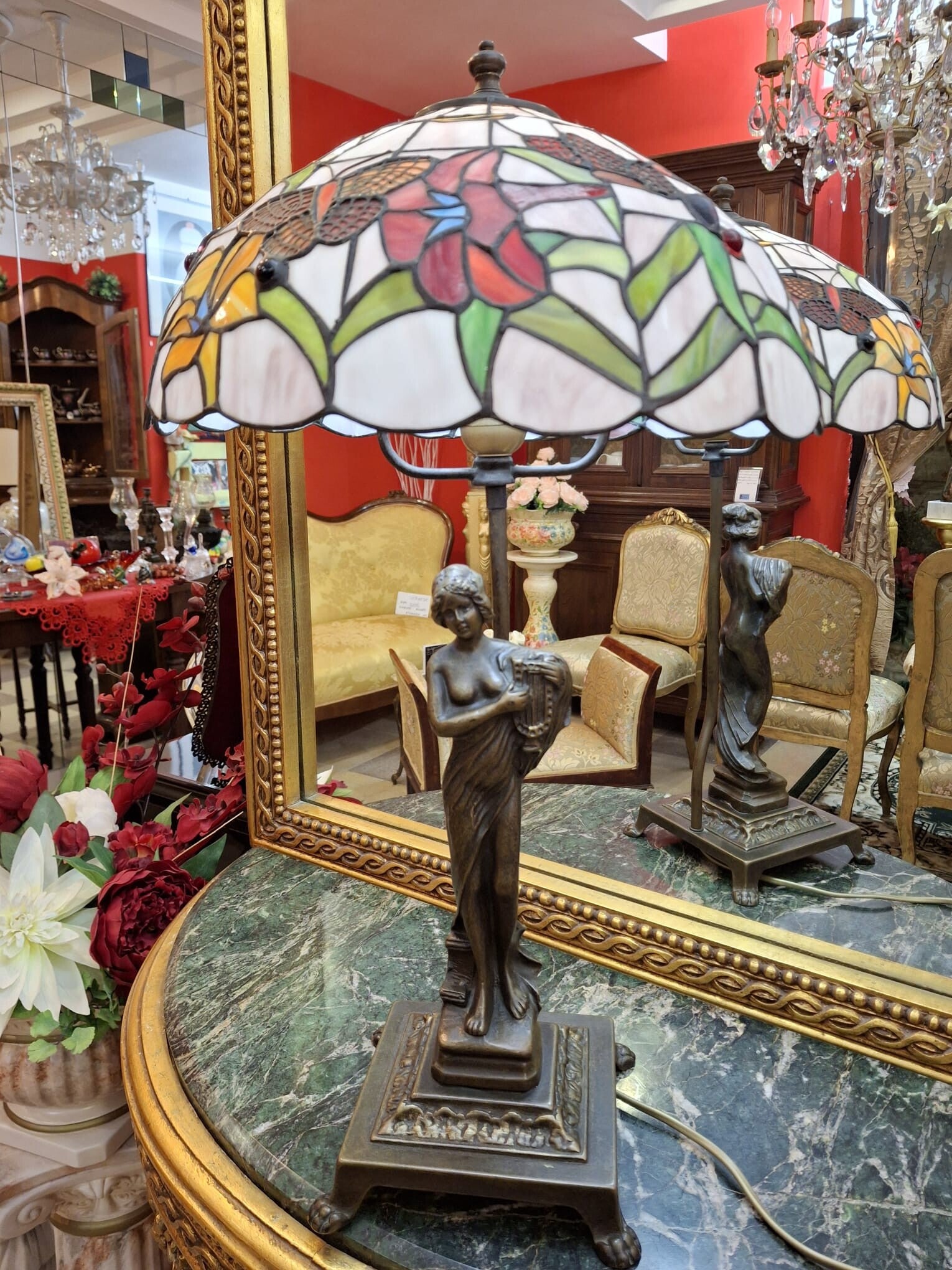 Lampada Tiffany con base venere in bronzo