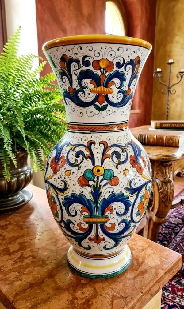 grande vaso in maiolica artistica di Deruta.