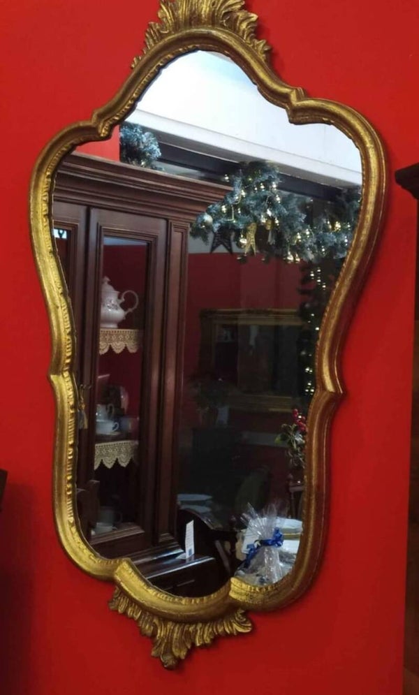 Specchio stile Barocco con cornice in foglia oro patina originale.