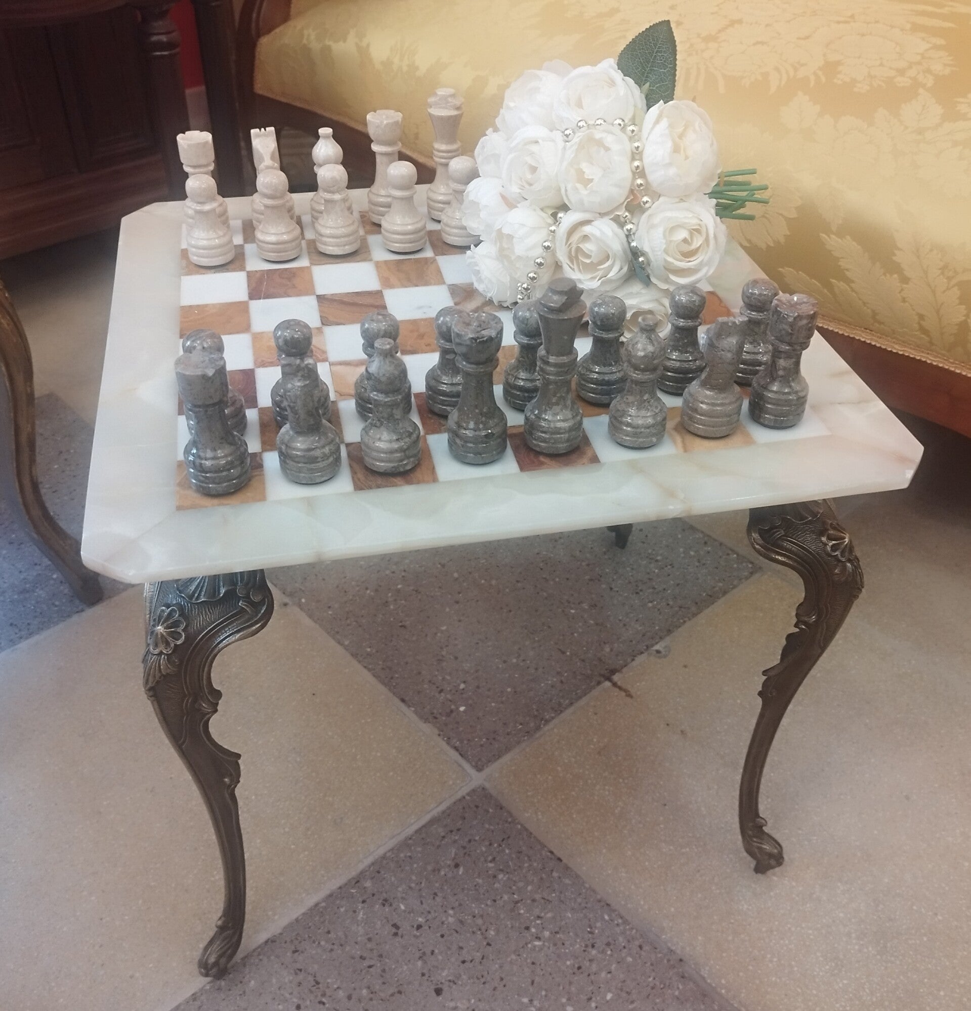 Tavolino e scacchi in marmo alabastro e ottone