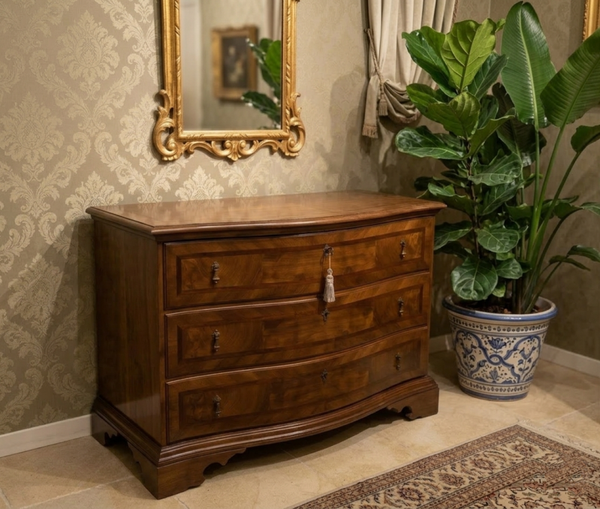 Comò in legno intarsiato