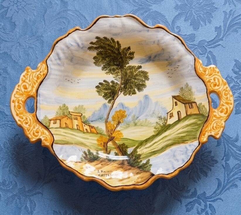 Centrotavola in maiolica di Castelli