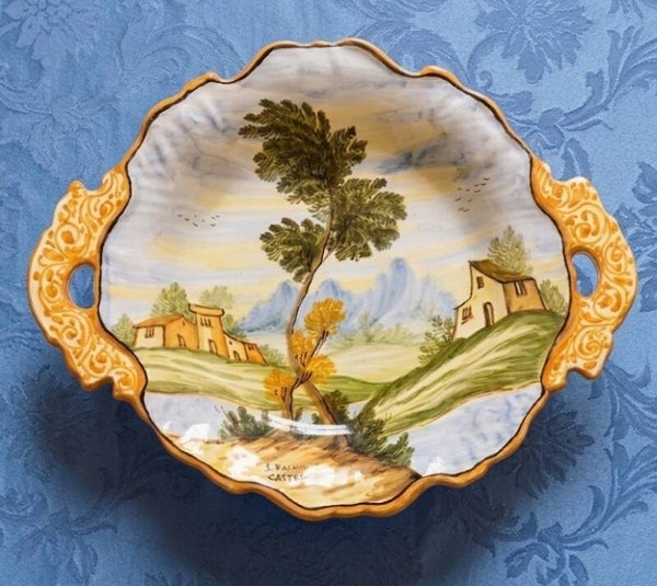 Centrotavola in maiolica di Castelli