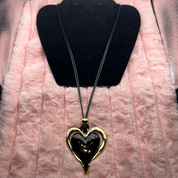 Zwarte ketting met goudkleurig en zwart hart