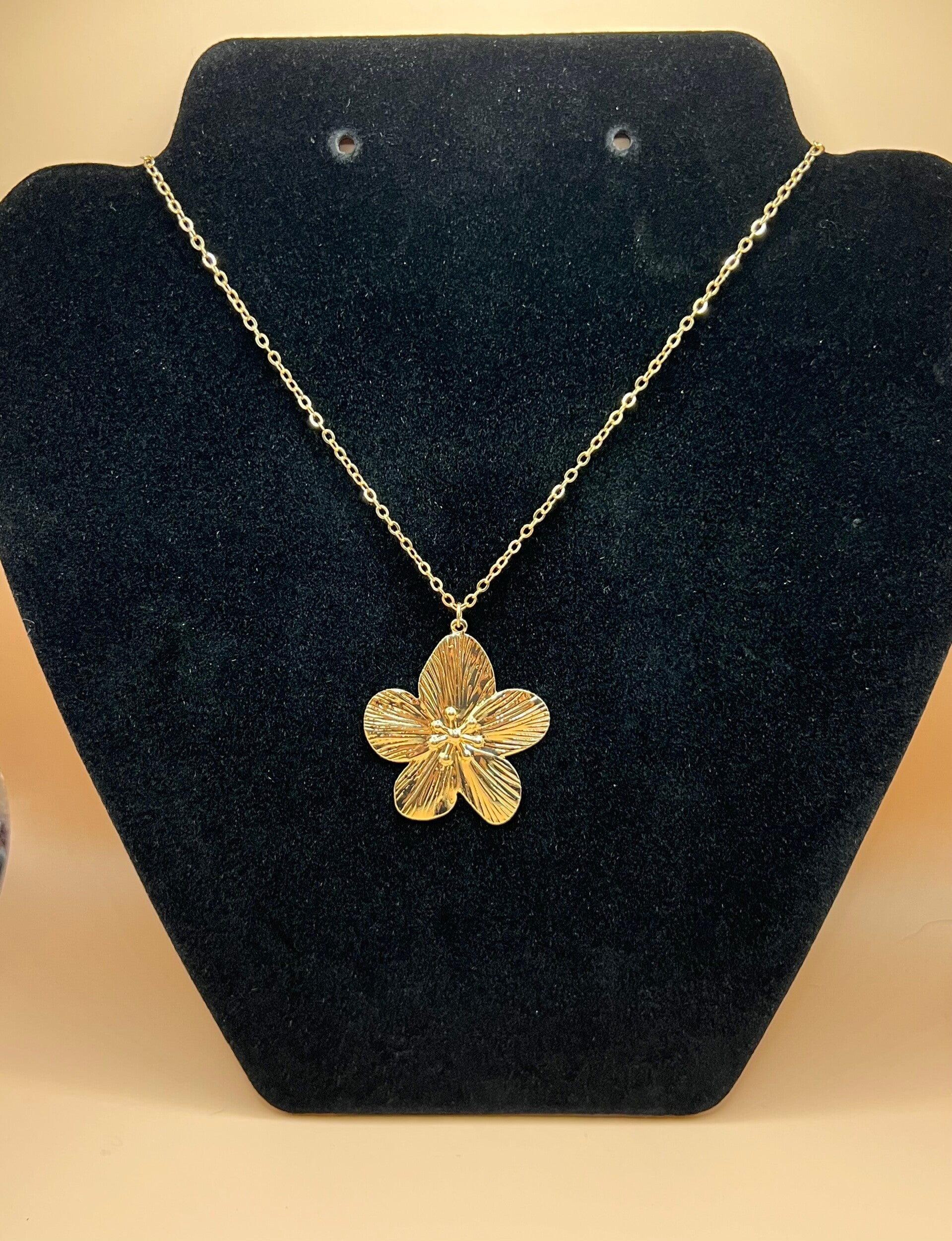 Goudkleurige ketting met grote bloem
