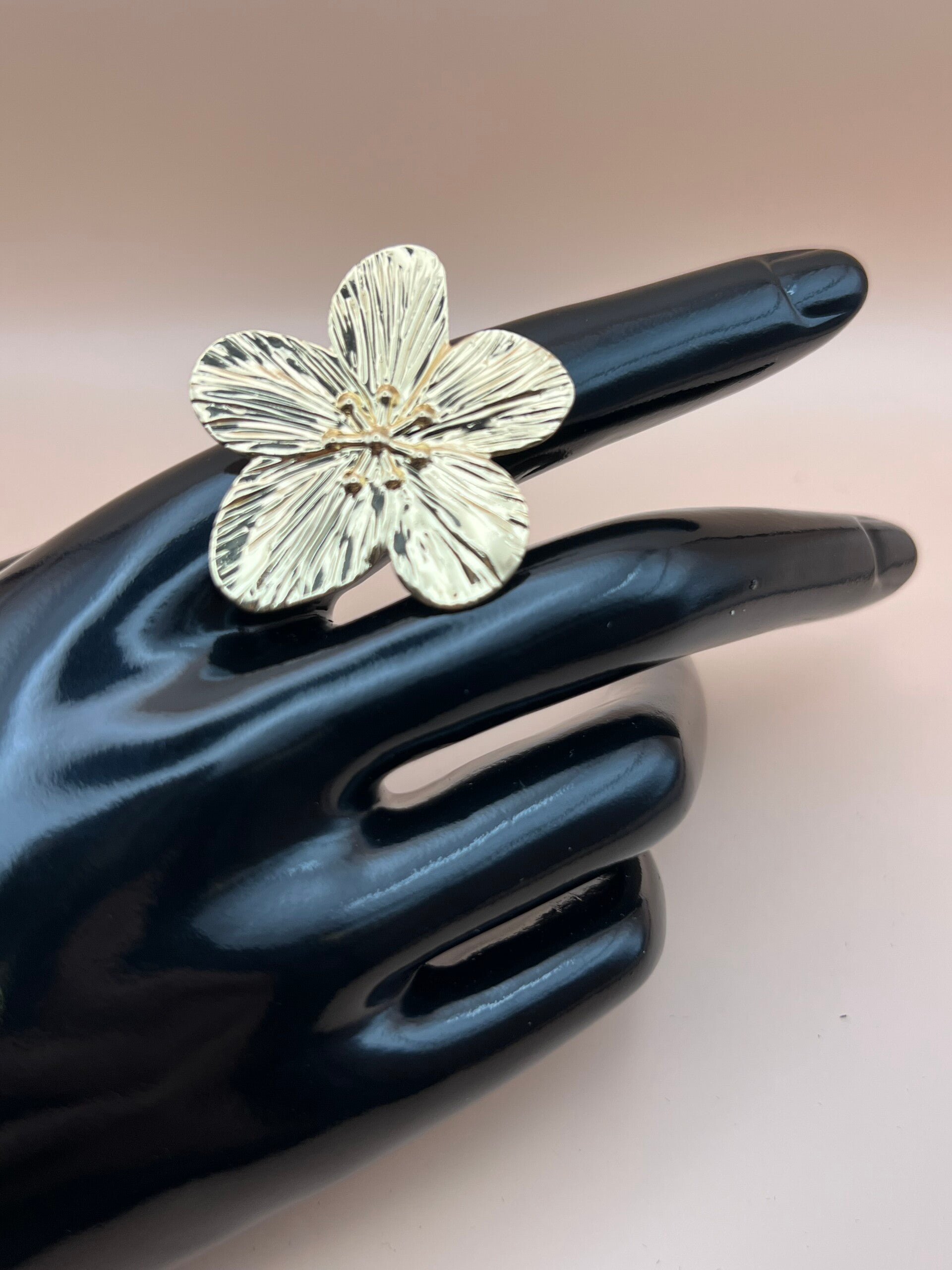 Goudkleurige verstelbare ring met grote bloem