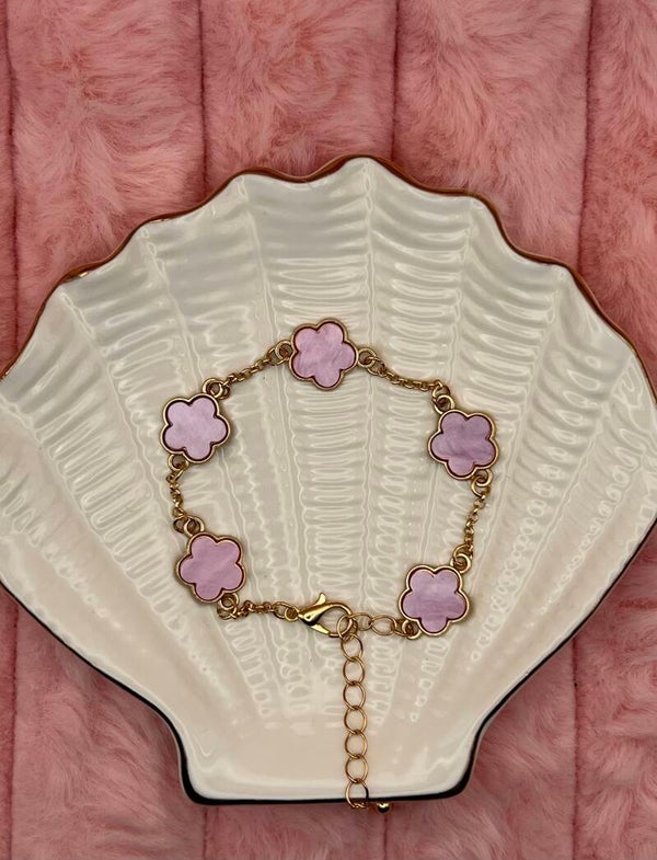 Goudkleurige armband met lila bloemklavers