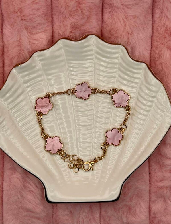 Goudkleurige armband met lichtroze bloemklavers