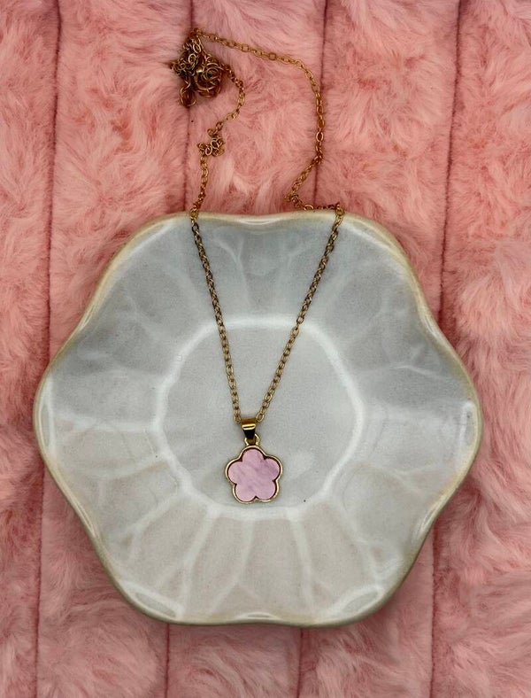 Goudkleurige ketting met lila bloemklaver