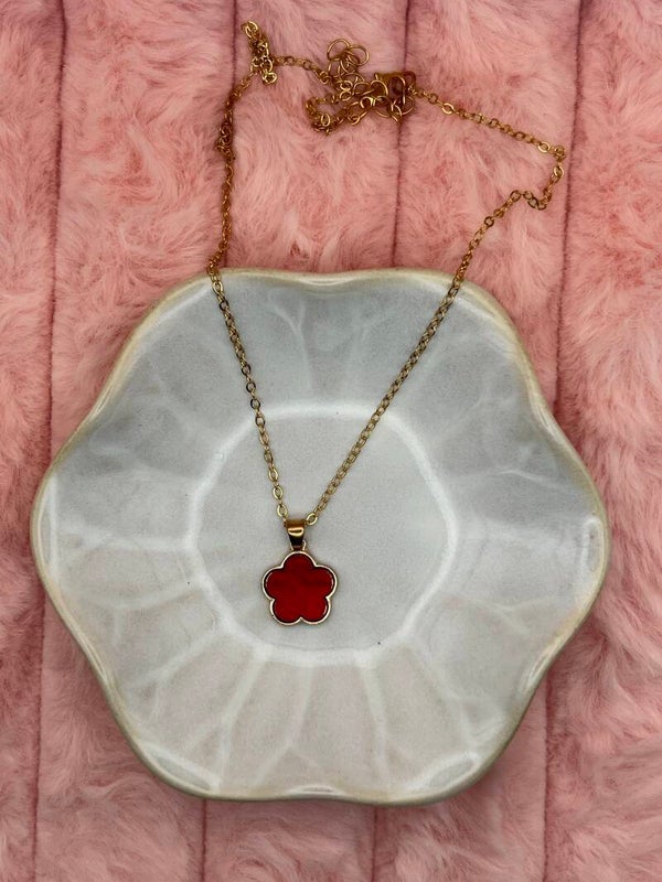Goudkleurige ketting met rode bloemklaver