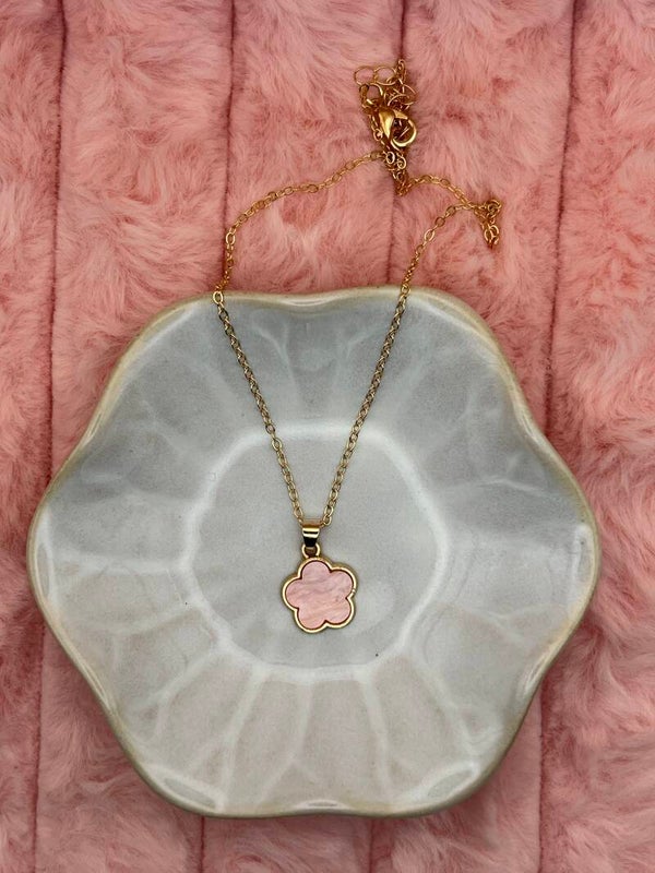 Goudkleurige ketting met lichtroze bloemklaver