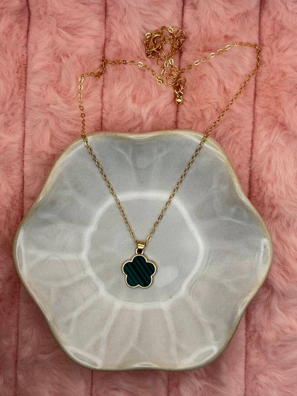 Goudkleurige ketting met zwarte bloemklaver