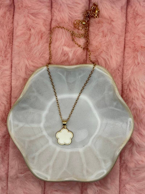 Goudkleurige ketting met witte bloemklaver
