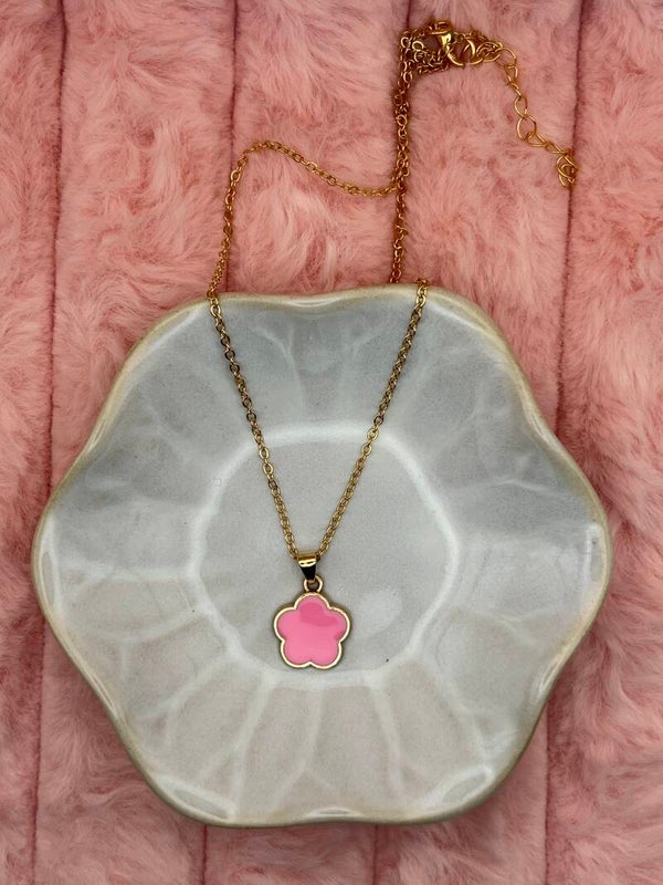Goudkleurige ketting met roze bloemklaver