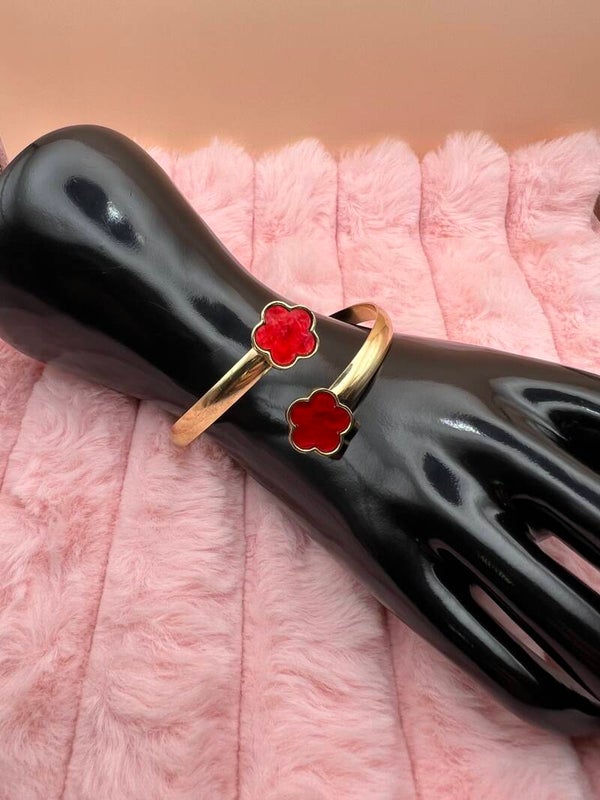 Goudkleurige bangle armband met rode bloemklavers