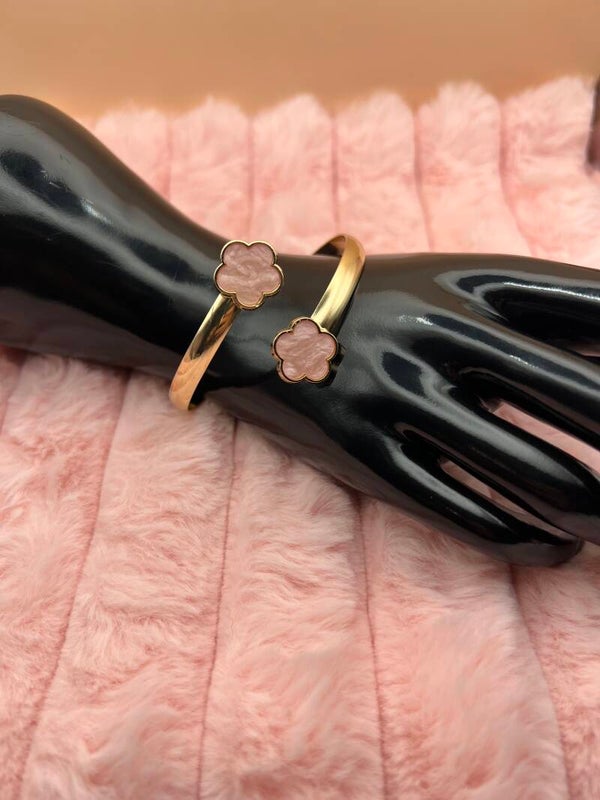 Goudkleurige bangle armband met bruine bloemklavers