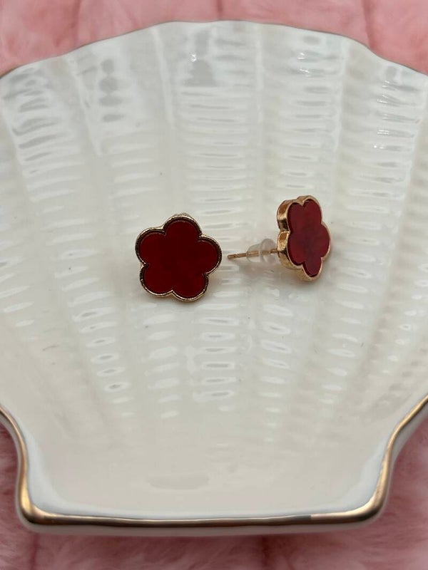 Goudkleurige oorbellen met rode bloemklavers