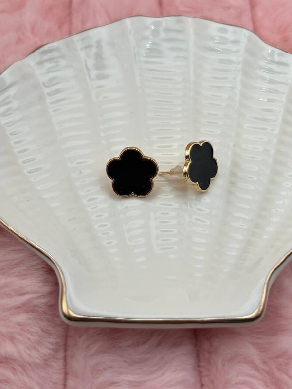 Goudkleurige oorbellen met zwarte bloemklavers