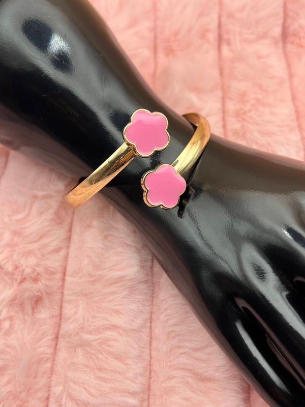 Goudkleurige bangle armband met roze bloemklavers