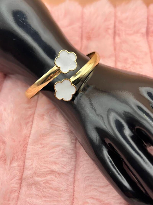 Goudkleurige bangle armband met witte bloemklavers