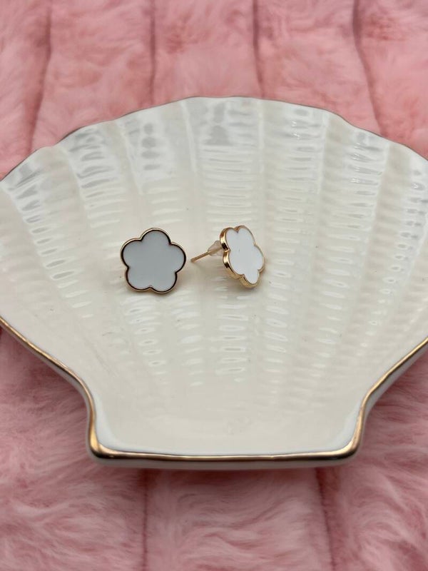 Goudkleurige oorbellen met witte bloemklavers