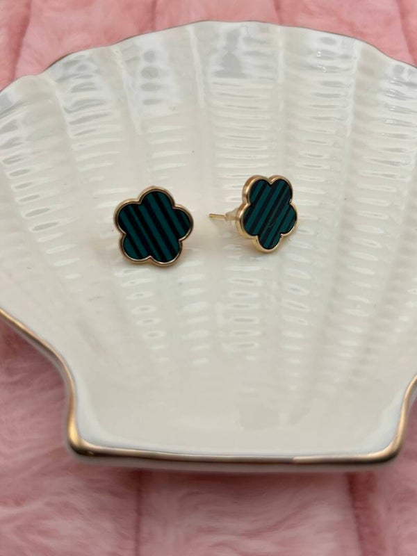 Goudkleurige oorbellen met groene bloemklavers