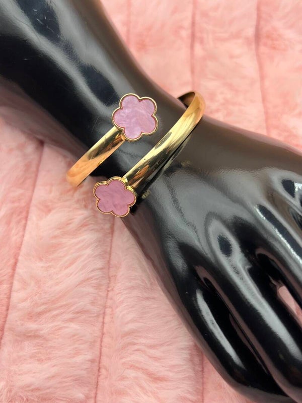 Goudkleurige bangle armband met lila bloemklavers