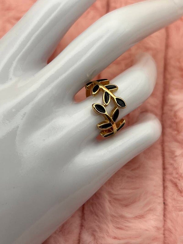 Goudkleurige ring met zwarte blaadjes