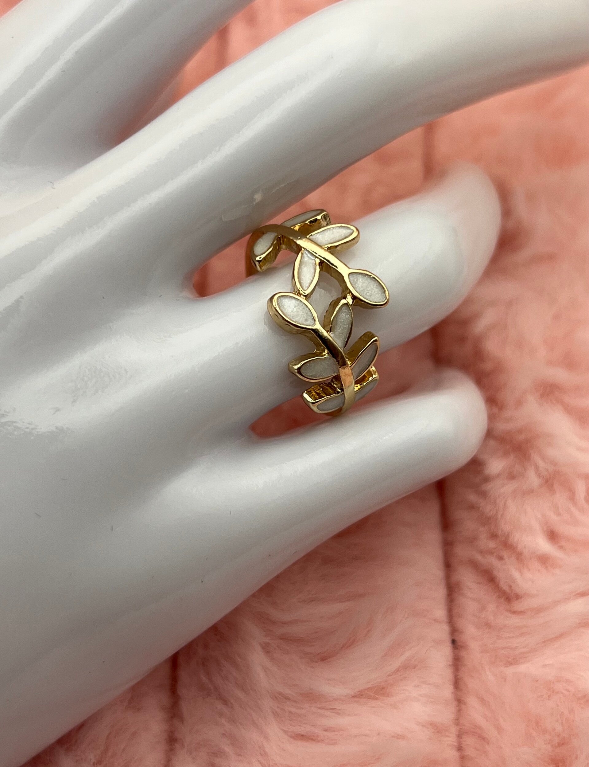 Goudkleurige ring met witte blaadjes