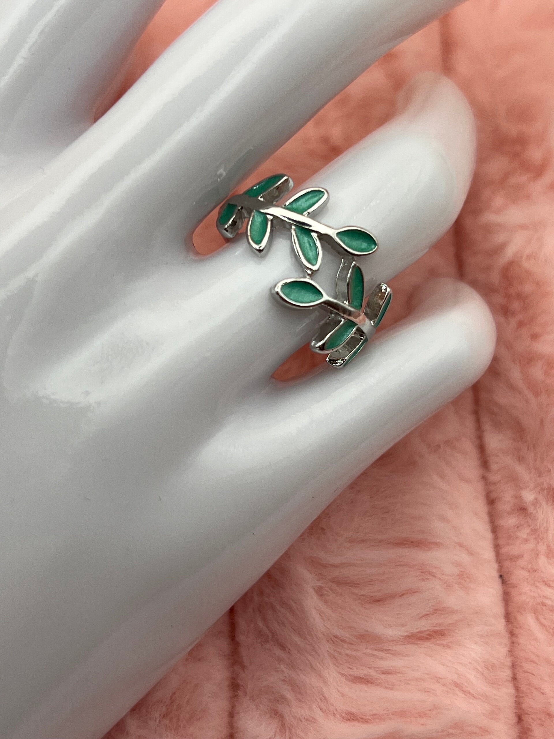 Zilverkleurige ring met groene blaadjes