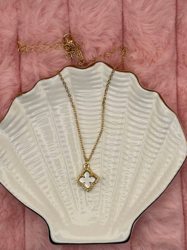 Goudkleurige ketting met wit klavertje