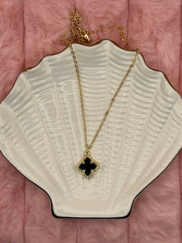 Goudkleurige ketting met zwart klavertje