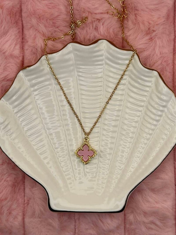 Goudkleurige ketting met roze klavertje