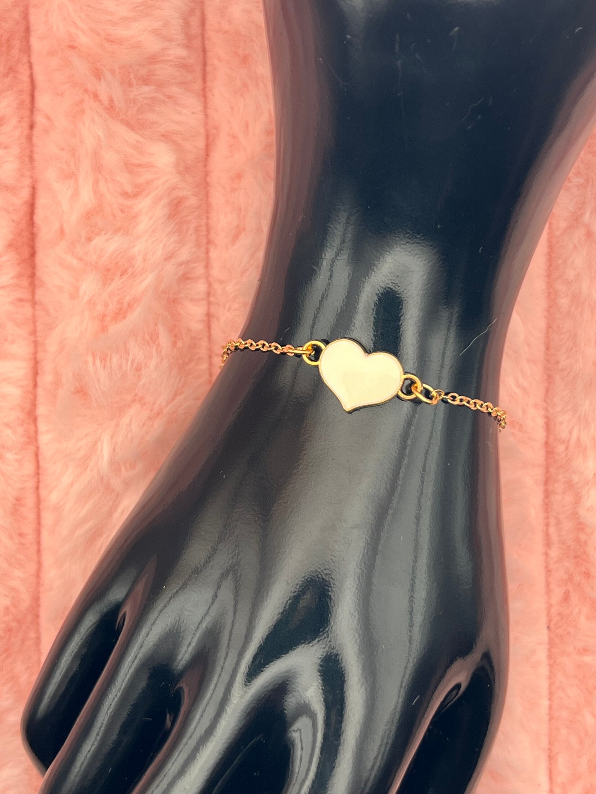 Goudkleurige armband met wit hartje