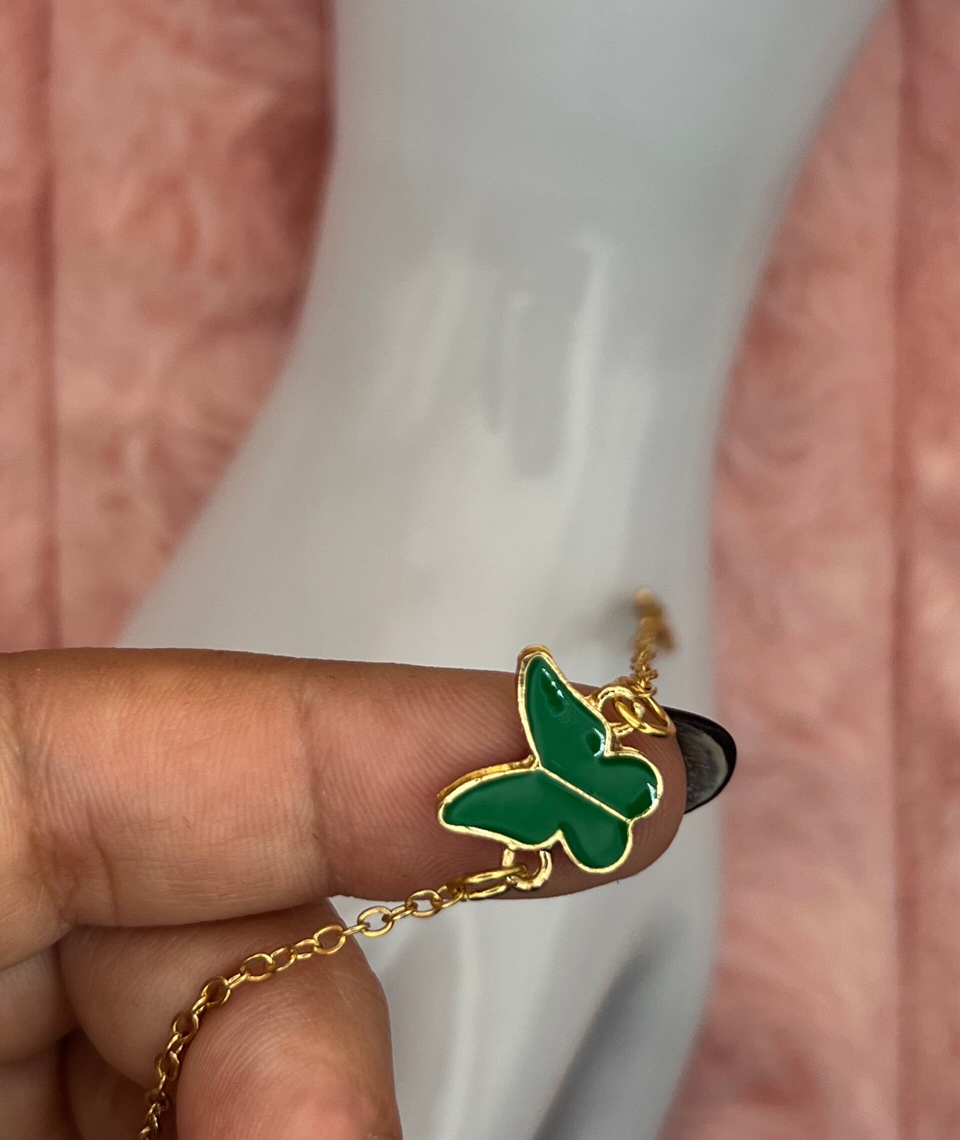 Goudkleurige armband met groene vlinder