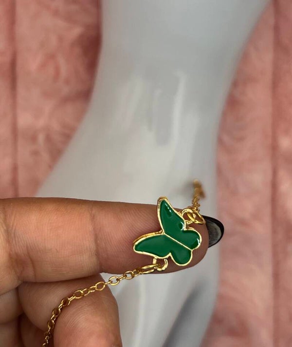 Goudkleurige armband met groene vlinder