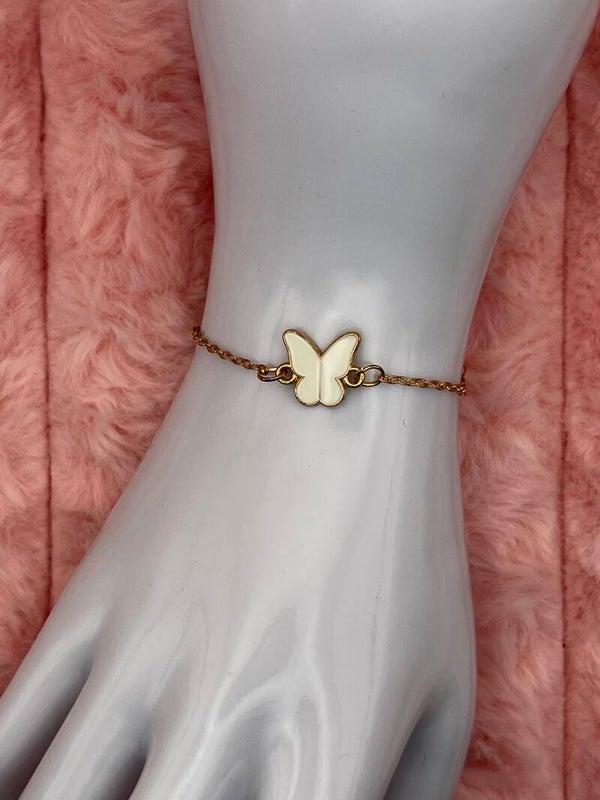 Goudkleurige armband met witte vlinder